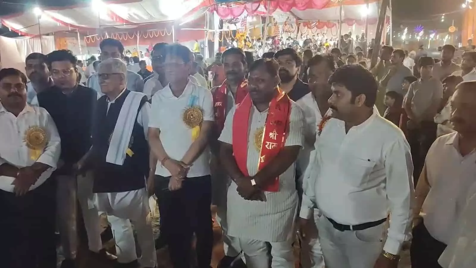 तस्वीर में एटा के रामलीला मैदान में विजयादशमी कार्यक्रम के दौरान सदर विधायक विपिन वर्मा डेविड और अन्य लोग खड़े दिख रहे हैं। तस्वीर में एटा के रामलीला मैदान में विजयादशमी कार्यक्रम के दौरान सदर विधायक विपिन वर्मा डेविड और अन्य लोग खड़े दिख रहे हैं।