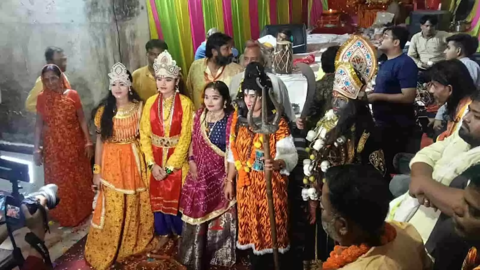 तस्वीर में गंगापुर सिटी के मां इंदरगढ़ दरबार में सजीव झाकियों के साथ नजर आ रहे कलाकार. तस्वीर में गंगापुर सिटी के मां इंदरगढ़ दरबार में सजीव झाकियों के साथ नजर आ रहे कलाकार.