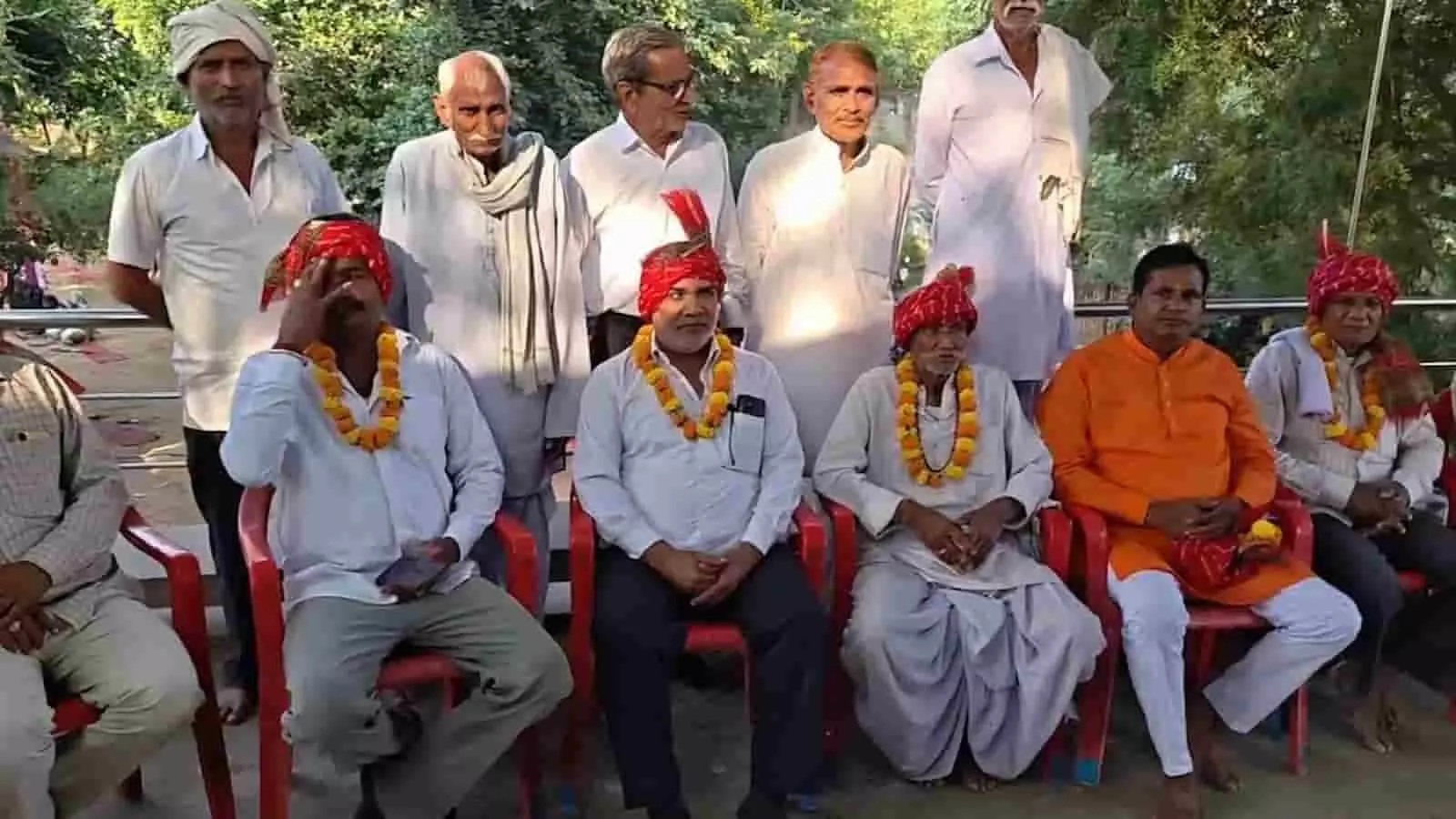 तस्वीर में हिंडौन के डूंडवरी भैरव स्थान पर साफा और माला पहने नवनिर्वाचित पार्षद बैठे हैं। तस्वीर में हिंडौन के डूंडवरी भैरव स्थान पर साफा और माला पहने नवनिर्वाचित पार्षद बैठे हैं।