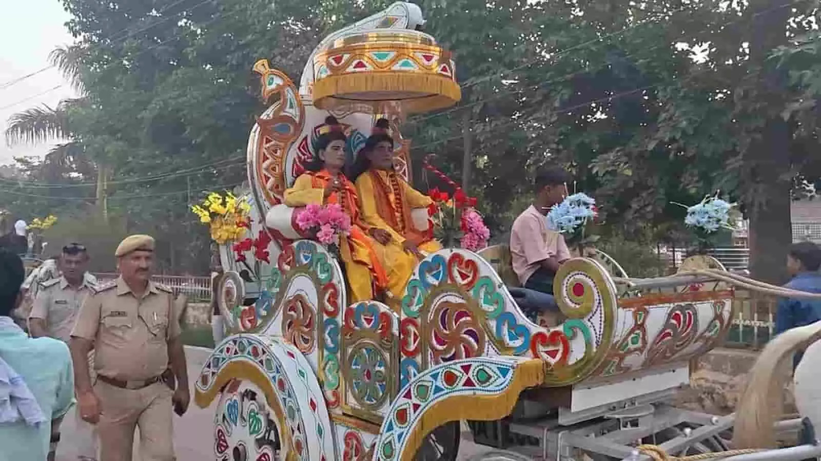 तस्वीर में सजाए गए रथ पर राम-लक्ष्मण बने कलाकार हिंडौन सिटी की विजयदशमी शोभायात्रा में दिख रहे हैं। तस्वीर में सजाए गए रथ पर राम-लक्ष्मण बने कलाकार हिंडौन सिटी की विजयदशमी शोभायात्रा में दिख रहे हैं।