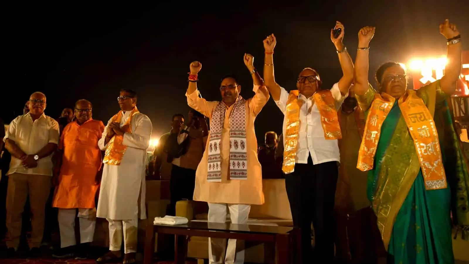 तस्वीर में मुख्यमंत्री भजनलाल शर्मा और अन्य नेता जयपुर के आदर्श नगर में आयोजित रावण दहन महोत्सव में नजर आ रहे हैं। तस्वीर में मुख्यमंत्री भजनलाल शर्मा और अन्य नेता जयपुर के आदर्श नगर में आयोजित रावण दहन महोत्सव में नजर आ रहे हैं।