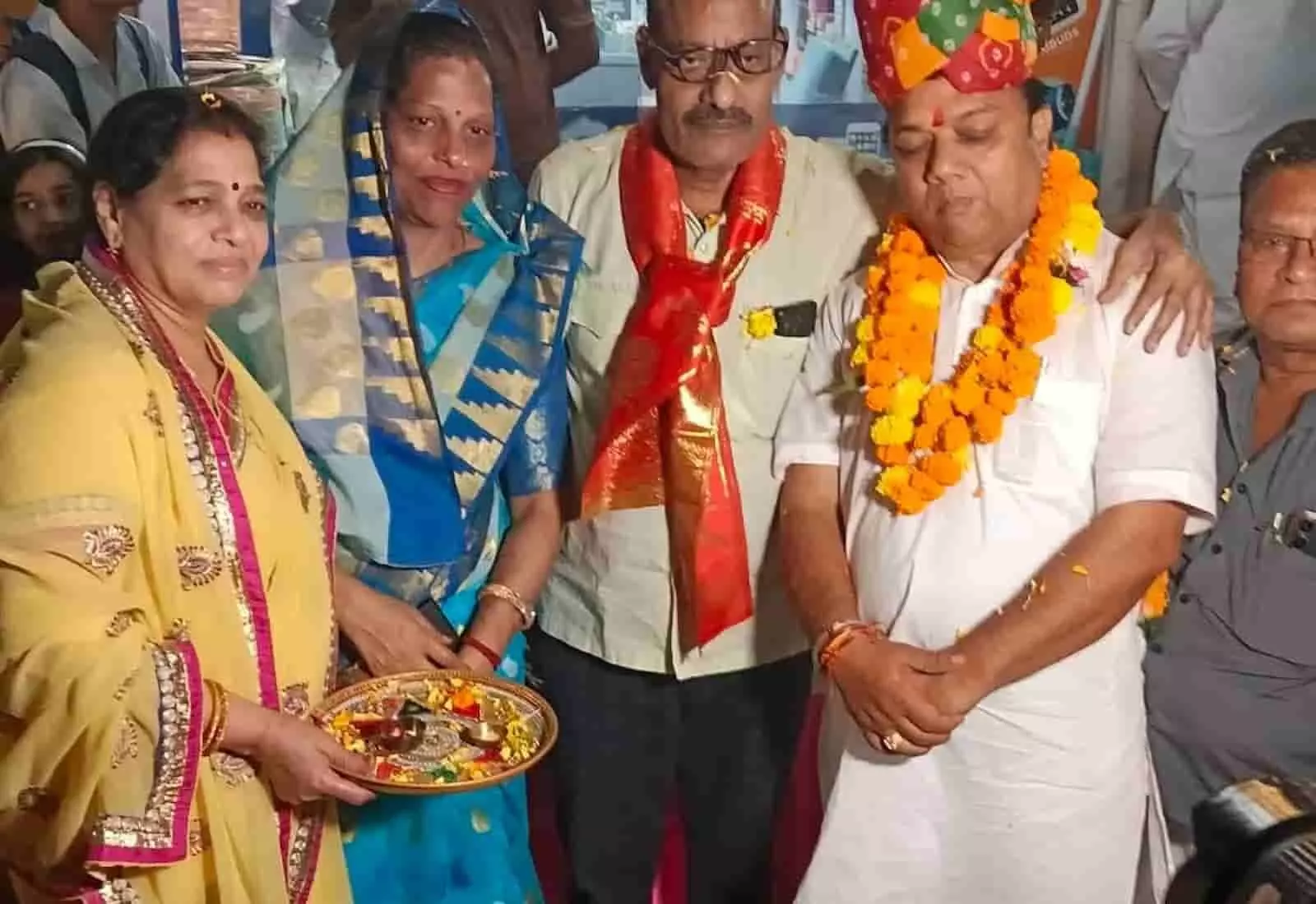 तस्वीर में गंगापुर सिटी में विजयादशमी के अवसर पर अतिथियों का स्वागत करते हुए लोग नजर आ रहे हैं। तस्वीर में गंगापुर सिटी में विजयादशमी के अवसर पर अतिथियों का स्वागत करते हुए लोग नजर आ रहे हैं।