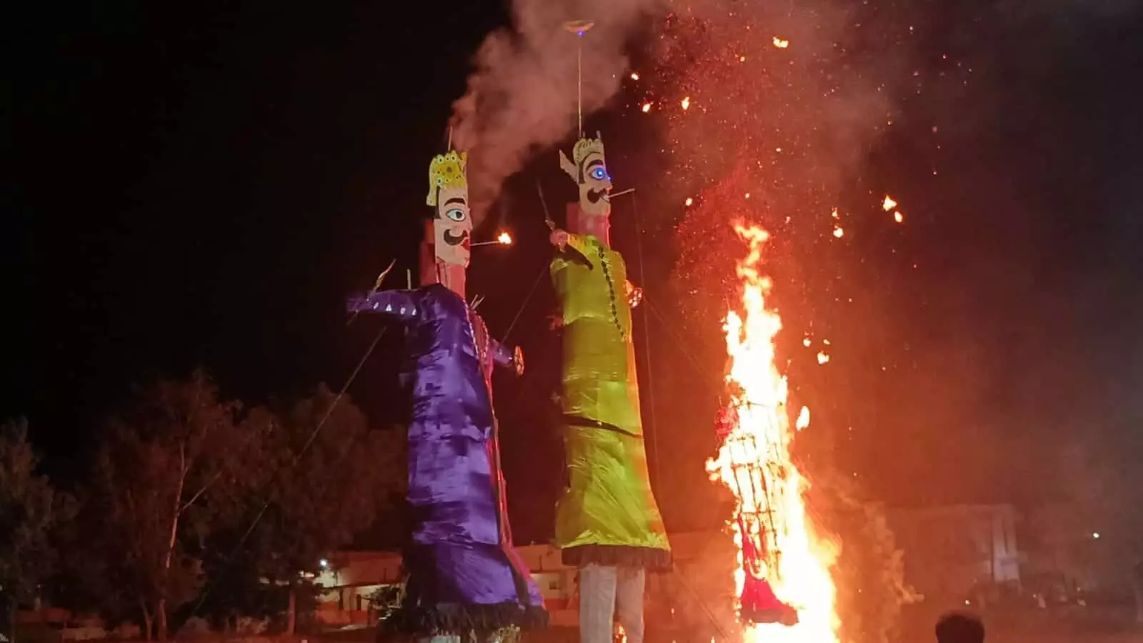 तस्वीर में धरियावद के विद्या निकेतन प्रांगण में विजय दशमी पर जलते हुए रावण के पुतले दिख रहे हैं। तस्वीर में धरियावद के विद्या निकेतन प्रांगण में विजय दशमी पर जलते हुए रावण के पुतले दिख रहे हैं।