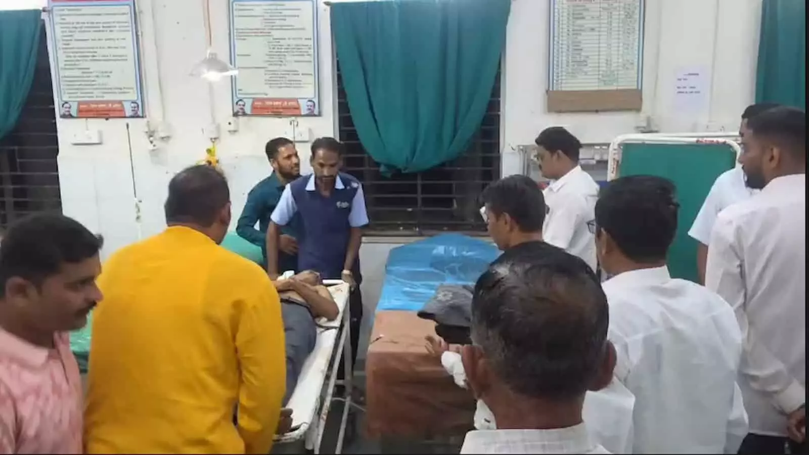 तस्वीर में शासकीय अस्पताल के वार्ड में स्ट्रेचर पर लेटे मरीज के आसपास खड़े स्वास्थ्यकर्मी और लोग दिख रहे हैं। तस्वीर में शासकीय अस्पताल के वार्ड में स्ट्रेचर पर लेटे मरीज के आसपास खड़े स्वास्थ्यकर्मी और लोग दिख रहे हैं।