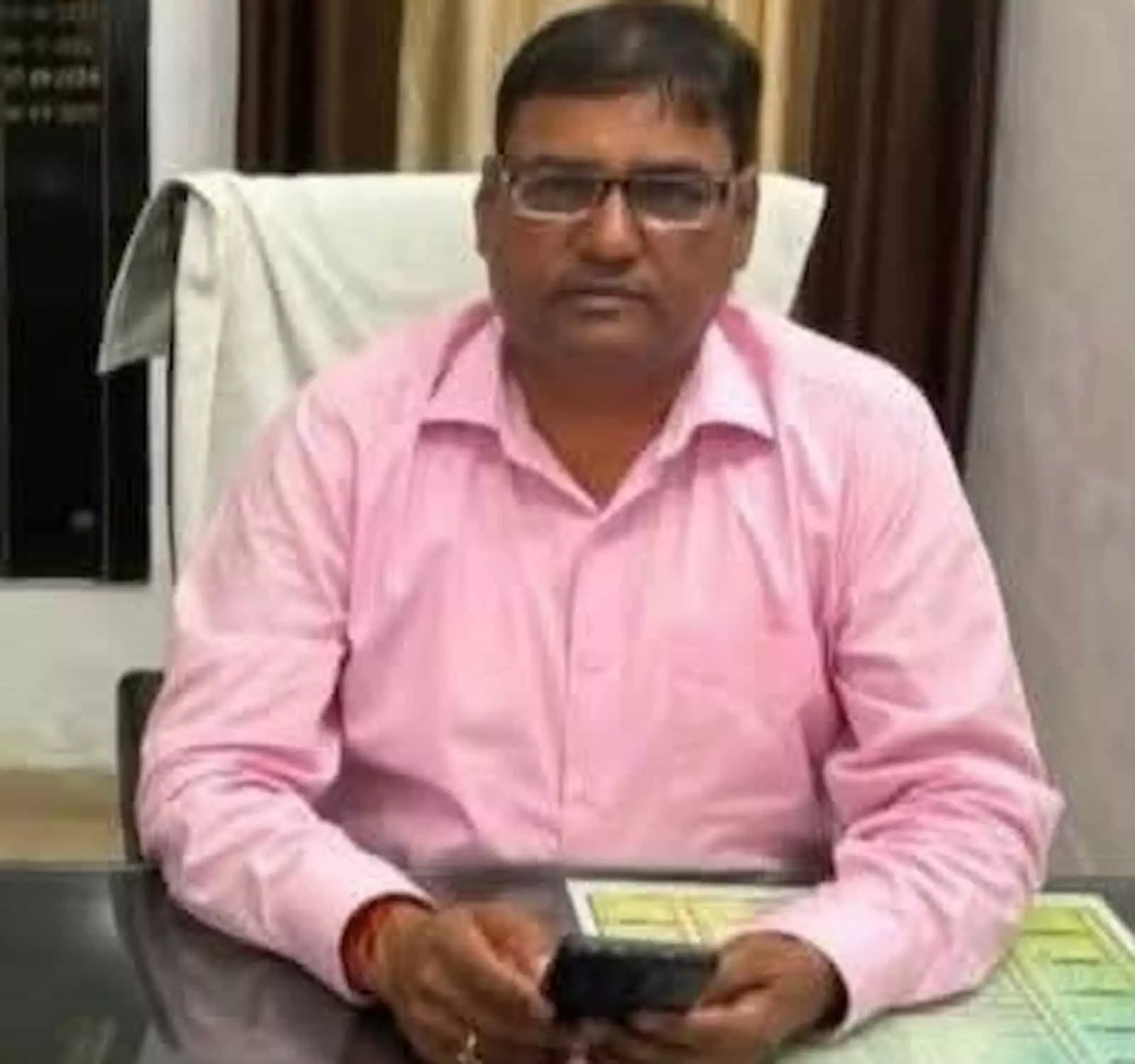 तस्वीर में अपने कार्यालय की मेज पर बैठे बुलंदशहर के अपर जिलाधिकारी भरत राम यादव। तस्वीर में अपने कार्यालय की मेज पर बैठे बुलंदशहर के अपर जिलाधिकारी भरत राम यादव।