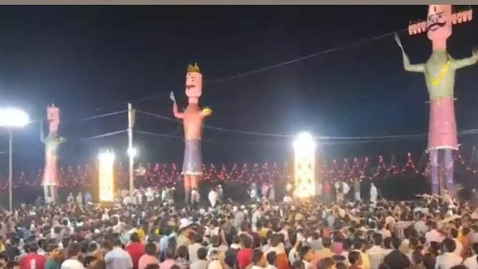 तस्वीर में हिण्डौन के रामलीला मैदान में खड़े रावण के पुतले और उमड़ी भीड़ दिख रही है। तस्वीर में हिण्डौन के रामलीला मैदान में खड़े रावण के पुतले और उमड़ी भीड़ दिख रही है।