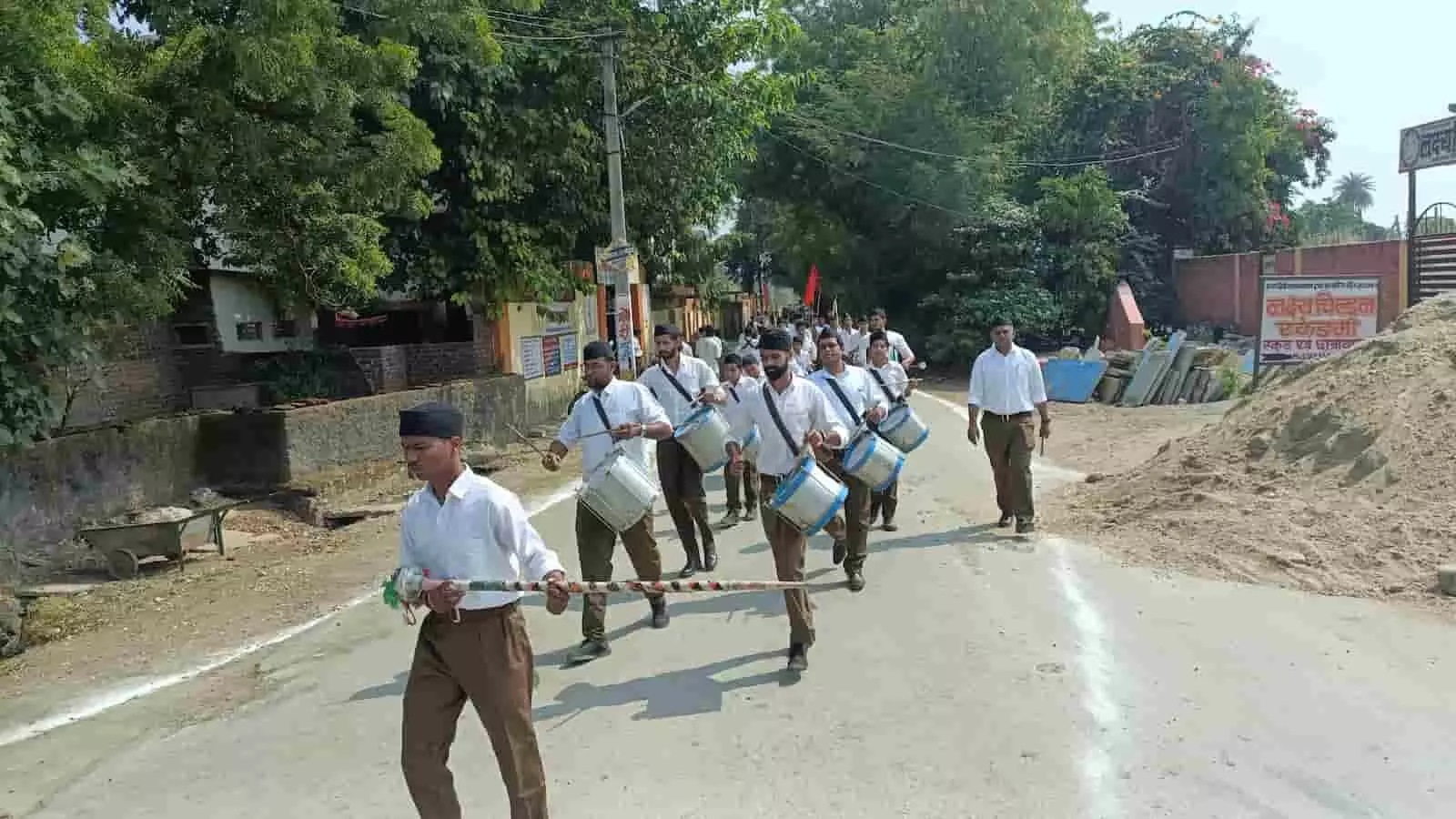 तस्वीर में गणवेश में अनुशासित कदमताल करते हुए राष्ट्रीय स्वयंसेवक संघ के स्वयंसेवक छोटीसादड़ी में नजर आ रहे हैं। तस्वीर में गणवेश में अनुशासित कदमताल करते हुए राष्ट्रीय स्वयंसेवक संघ के स्वयंसेवक छोटीसादड़ी में नजर आ रहे हैं।