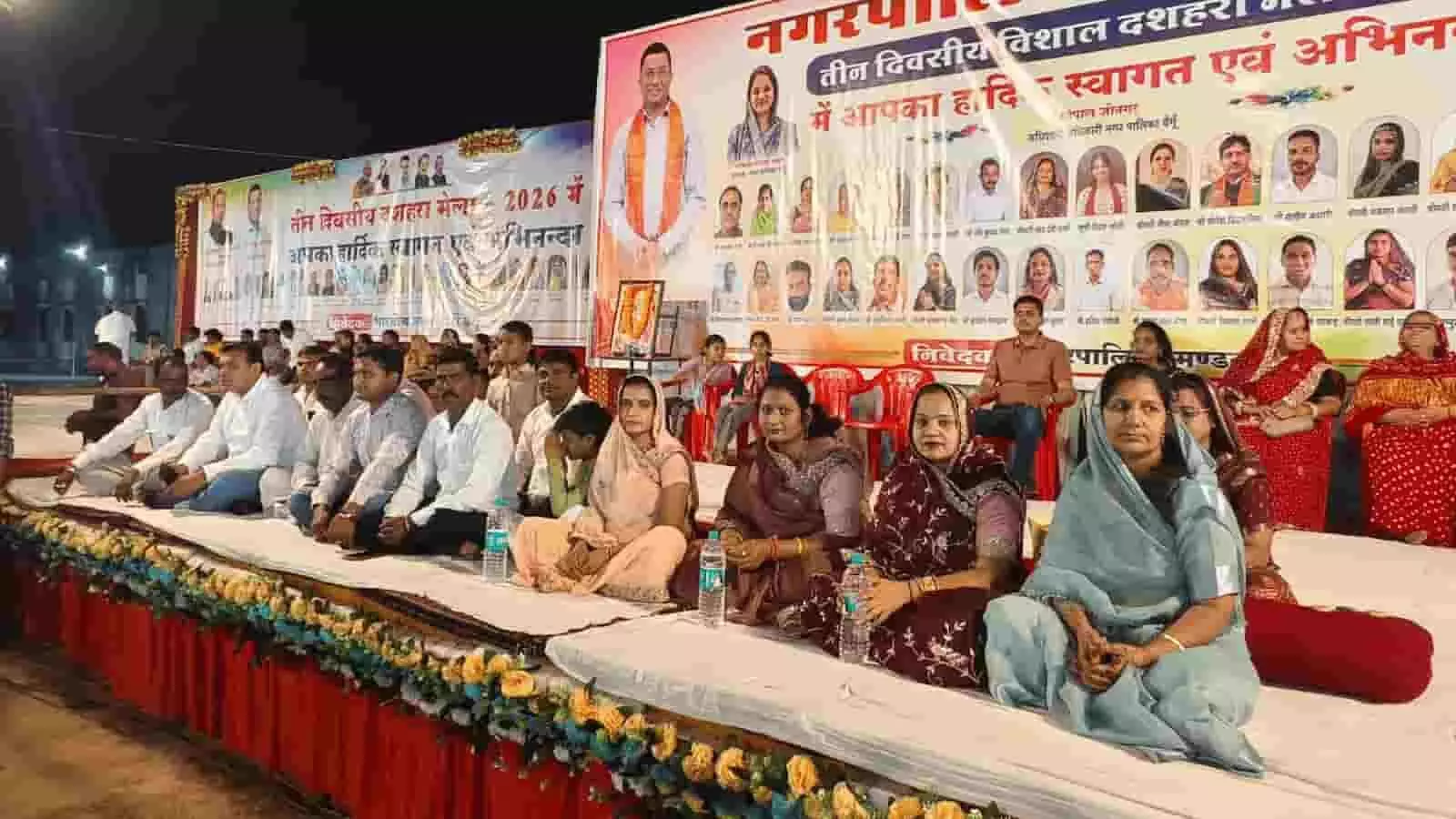 तस्वीर में बेगूं में आयोजित तीन दिवसीय दशहरा महोत्सव के दौरान मंच पर बैठे अतिथि नजर आ रहे हैं. तस्वीर में बेगूं में आयोजित तीन दिवसीय दशहरा महोत्सव के दौरान मंच पर बैठे अतिथि नजर आ रहे हैं.