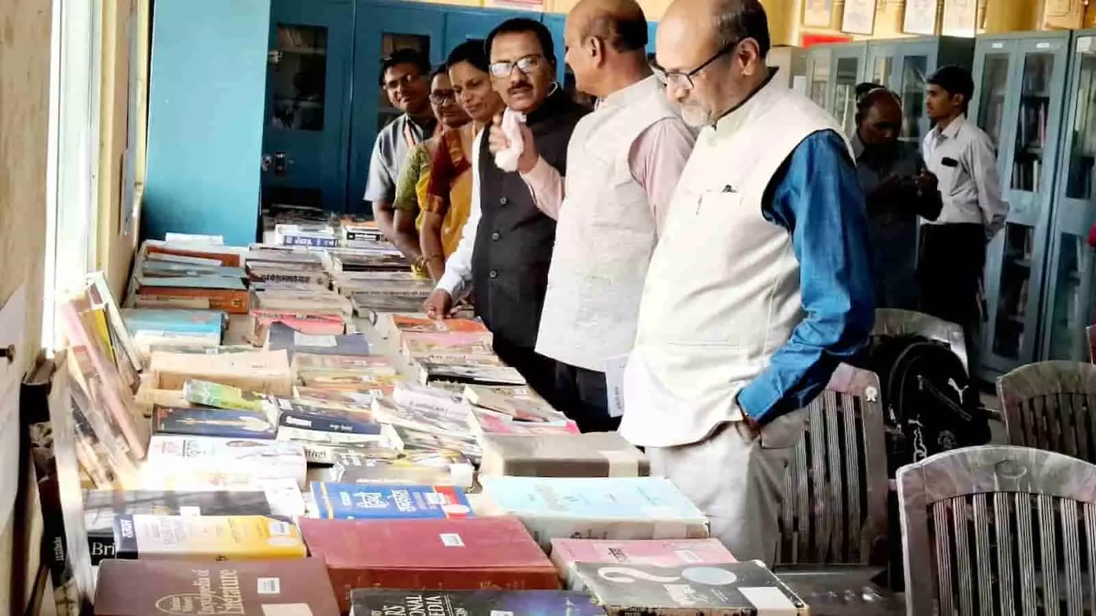 सदाशिवराव मंडलिक महाविद्यालय की ग्रंथ प्रदर्शनी में पुस्तकों का अवलोकन करते अतिथि और प्राध्यापक। सदाशिवराव मंडलिक महाविद्यालय की ग्रंथ प्रदर्शनी में पुस्तकों का अवलोकन करते अतिथि और प्राध्यापक।