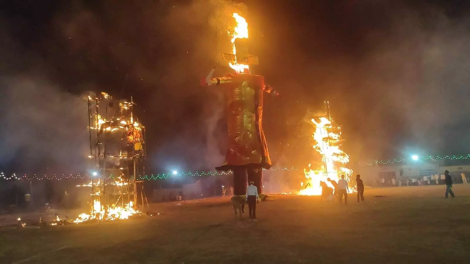 तस्वीर में छोटीसादड़ी के दशहरा मैदान में जलते हुए रावण, कुंभकर्ण और मेघनाथ के पुतले दिख रहे हैं। तस्वीर में छोटीसादड़ी के दशहरा मैदान में जलते हुए रावण, कुंभकर्ण और मेघनाथ के पुतले दिख रहे हैं।