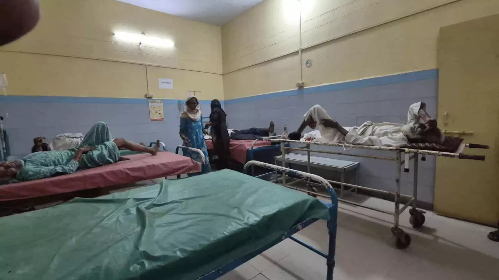 तस्वीर में एटा के अस्पताल में इलाज के लिए भर्ती विवाद में घायल लोग नजर आ रहे हैं. तस्वीर में एटा के अस्पताल में इलाज के लिए भर्ती विवाद में घायल लोग नजर आ रहे हैं.