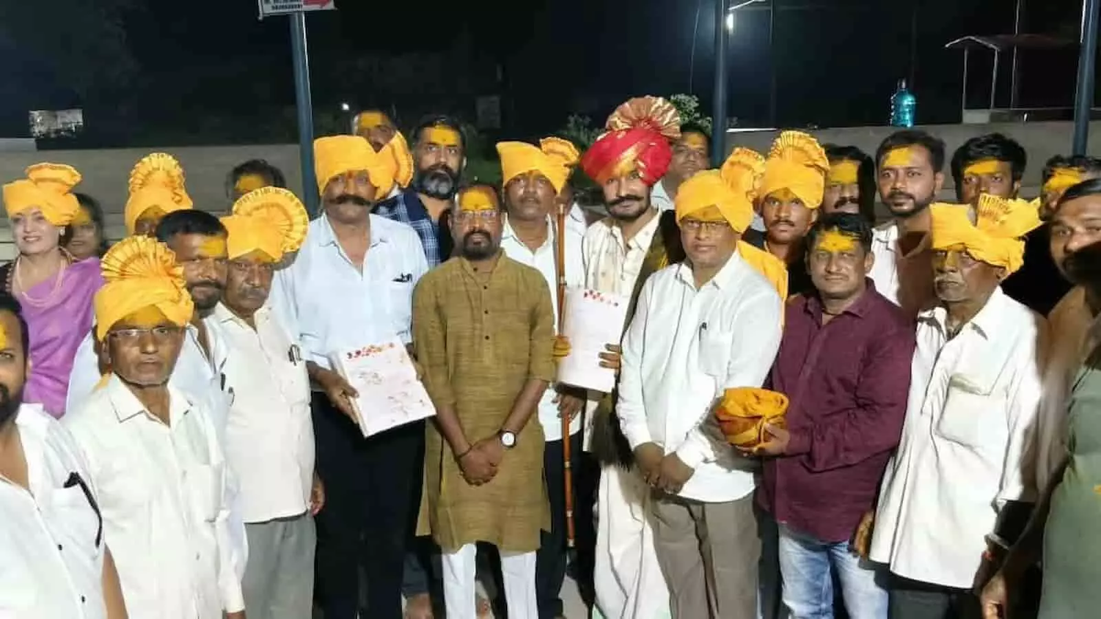 तस्वीर में गुरु माऊली कृष्णात डोणे महाराज और अन्य लोग आदमापुर में महानाट्य संहिता का पूजन करते दिख रहे हैं। तस्वीर में गुरु माऊली कृष्णात डोणे महाराज और अन्य लोग आदमापुर में महानाट्य संहिता का पूजन करते दिख रहे हैं।