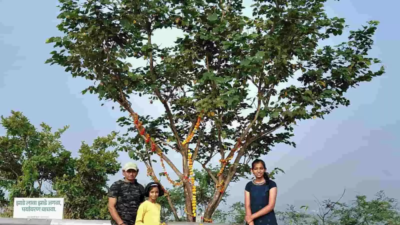 तस्वीर में अवधूत पाटील और परिजन कोल्हापुर में पूजे गए आपटा वृक्ष के सामने खड़े हैं। तस्वीर में अवधूत पाटील और परिजन कोल्हापुर में पूजे गए आपटा वृक्ष के सामने खड़े हैं।