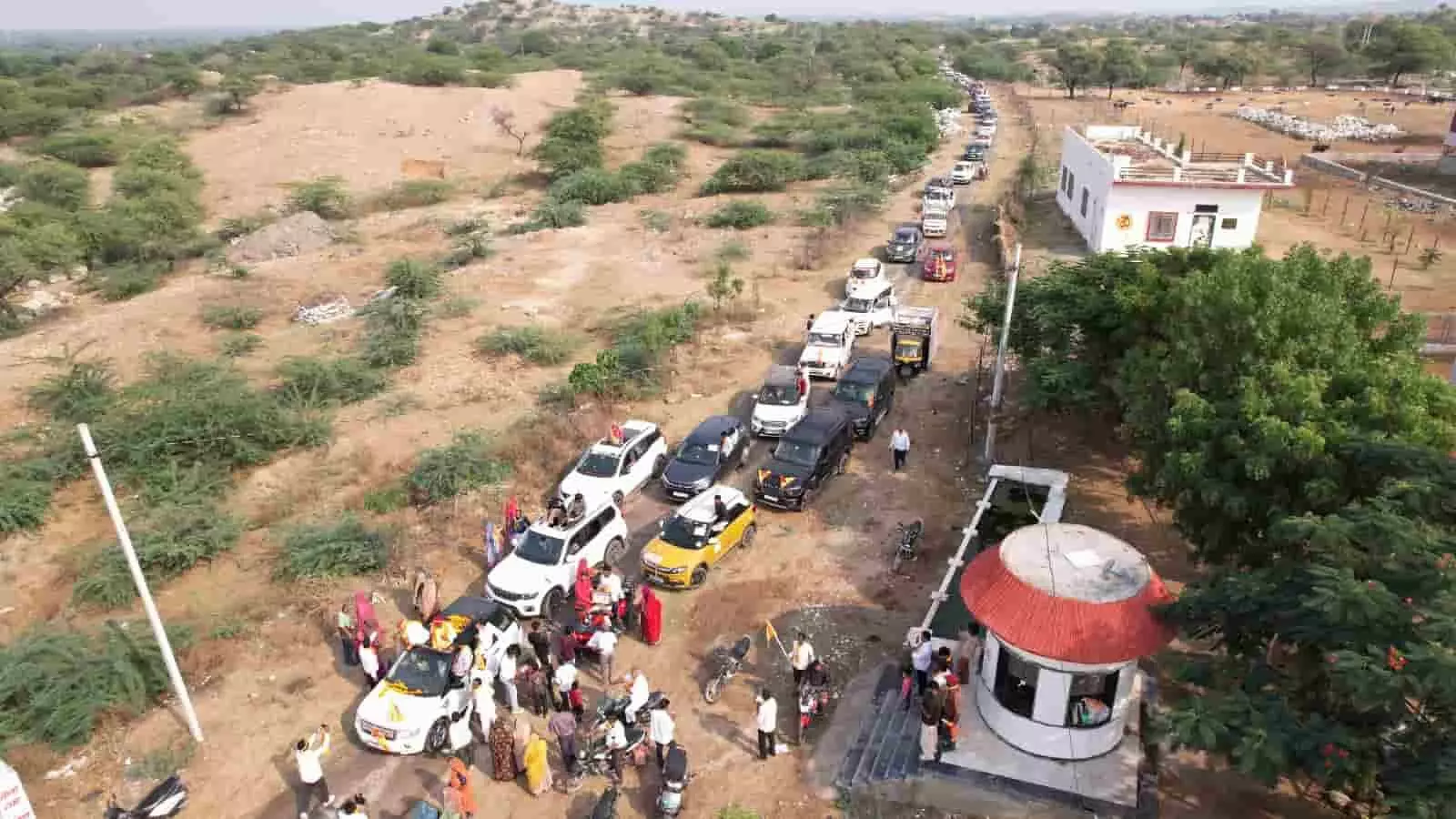 तस्वीर में राजसमंद में पंचायतीराज चुनाव के दौरान कुमावत समाज द्वारा निकाली गई लंबी वाहन रैली दिख रही है तस्वीर में राजसमंद में पंचायतीराज चुनाव के दौरान कुमावत समाज द्वारा निकाली गई लंबी वाहन रैली दिख रही है