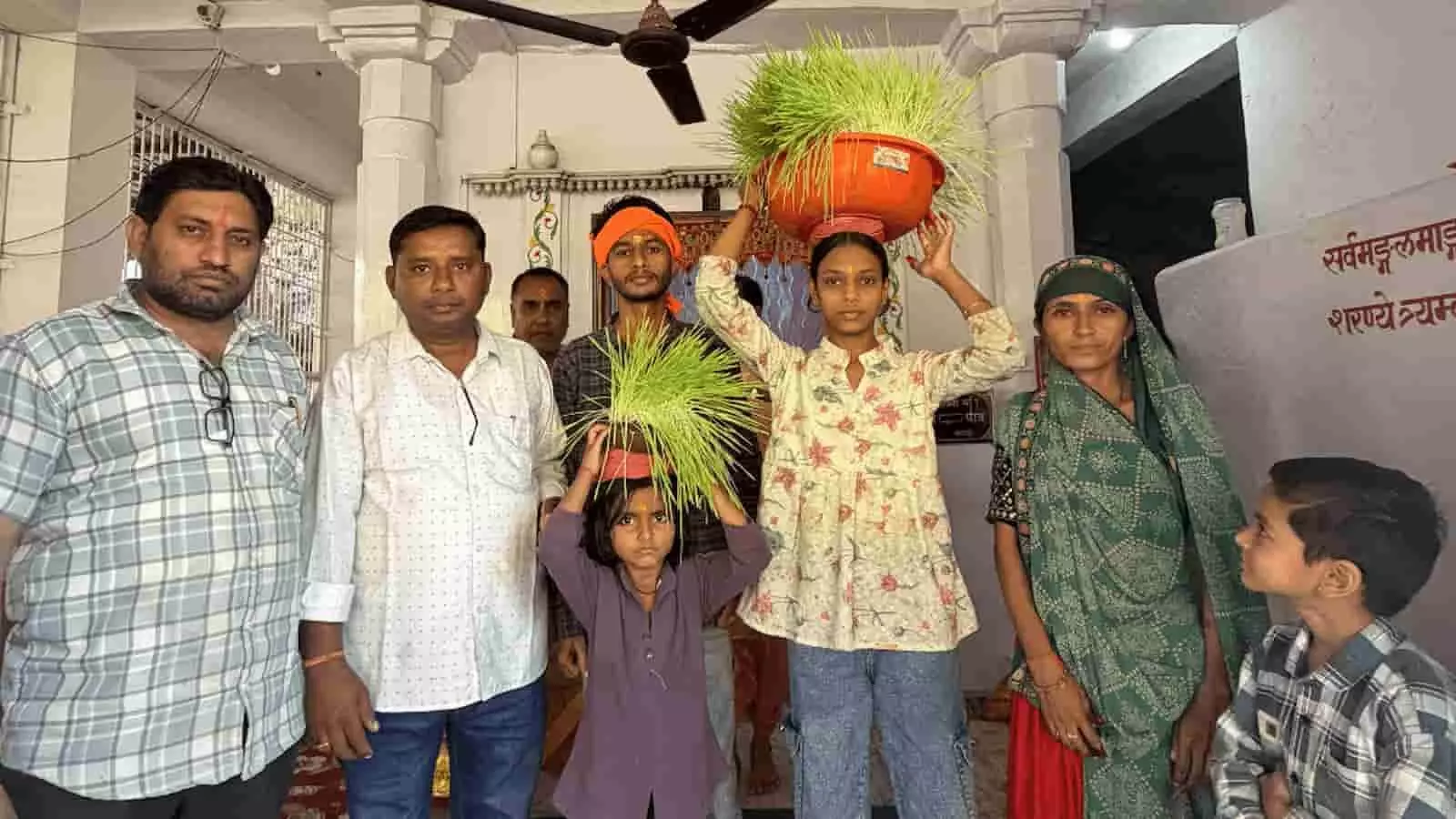 तस्वीर में मां खड़क्वा धाम मंदिर परिसर में जवारा लिए श्रद्धालु खड़े नजर आ रहे हैं। तस्वीर में मां खड़क्वा धाम मंदिर परिसर में जवारा लिए श्रद्धालु खड़े नजर आ रहे हैं।