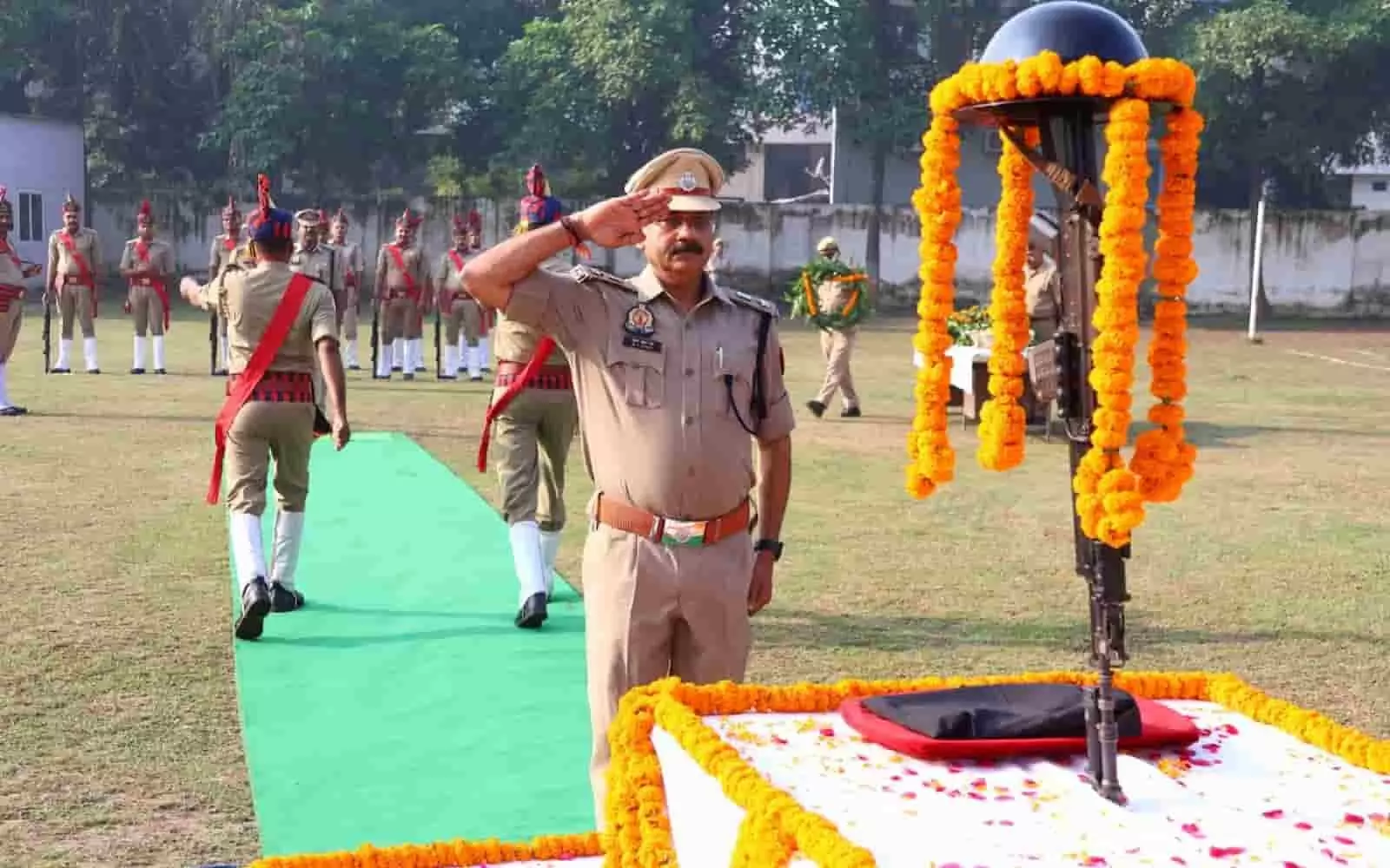 तस्वीर में हापुड़ रिजर्व पुलिस लाइन में शहीद स्मारक पर सलामी देते पुलिस अधिकारी। तस्वीर में हापुड़ रिजर्व पुलिस लाइन में शहीद स्मारक पर सलामी देते पुलिस अधिकारी।