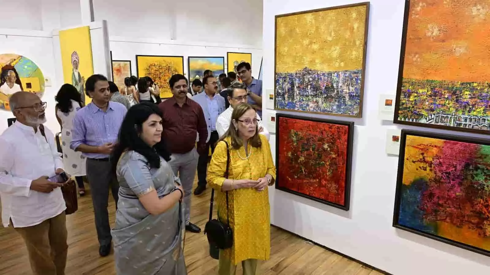तस्वीर में अतिथि मुंबई की जहांगीर आर्ट गैलरी में प्रदर्शित वाराणसी विषयक कलाकृतियों को देख रहे हैं। तस्वीर में अतिथि मुंबई की जहांगीर आर्ट गैलरी में प्रदर्शित वाराणसी विषयक कलाकृतियों को देख रहे हैं।