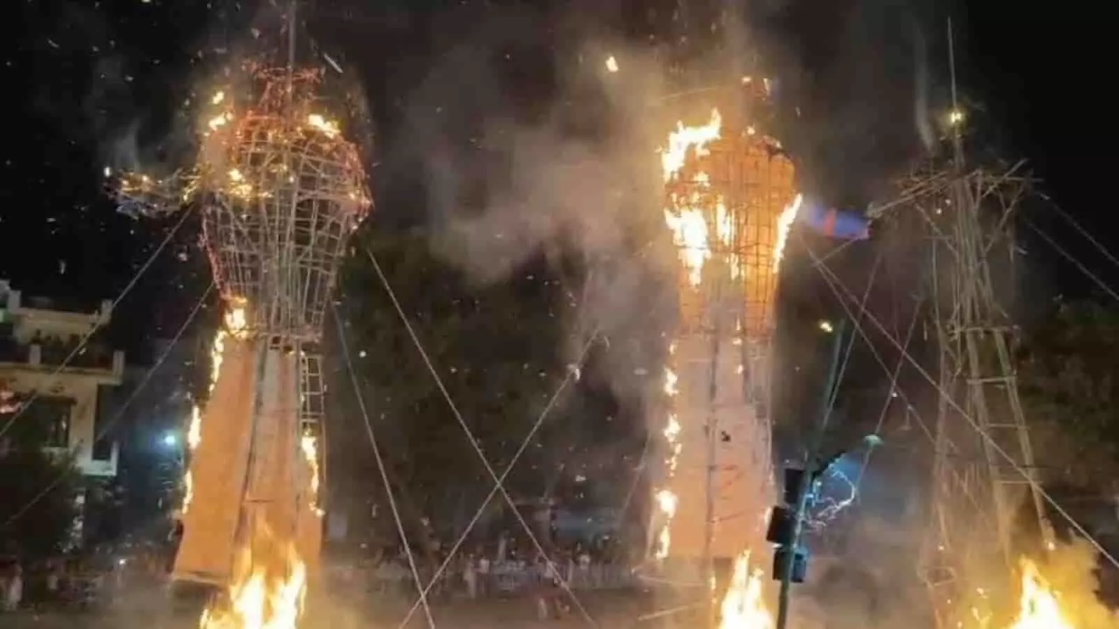 हापुड़ में सुबह की पहली किरण के साथ हुआ रावण दहन, 85 साल पुरानी है परंपरा हापुड़ में सुबह की पहली किरण के साथ हुआ रावण दहन, 85 साल पुरानी है परंपरा