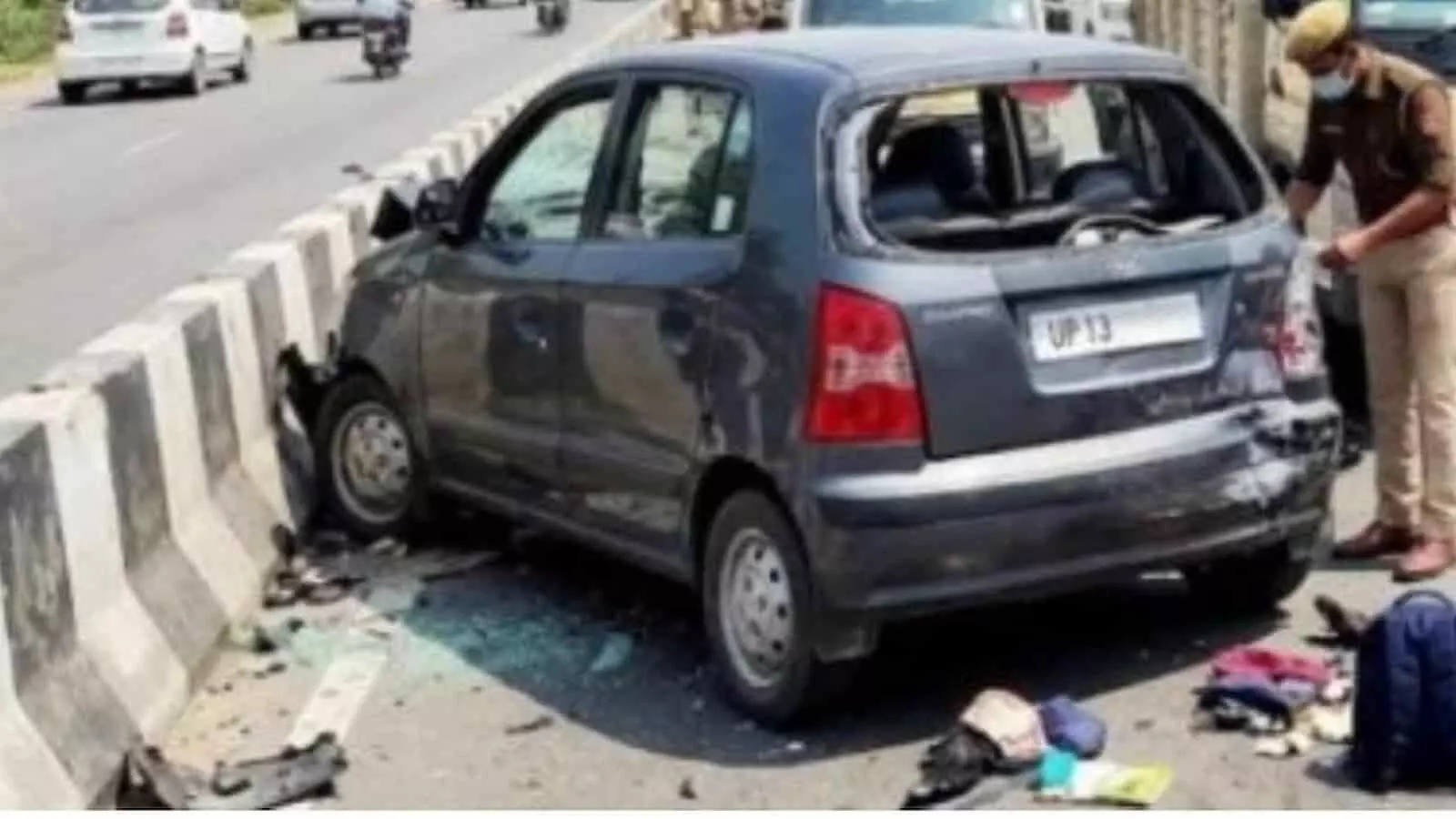 तस्वीर में हापुड़ में हादसे के बाद डिवाइडर से टकराई क्षतिग्रस्त कार के पास पुलिस जांच करती दिख रही है। तस्वीर में हापुड़ में हादसे के बाद डिवाइडर से टकराई क्षतिग्रस्त कार के पास पुलिस जांच करती दिख रही है।