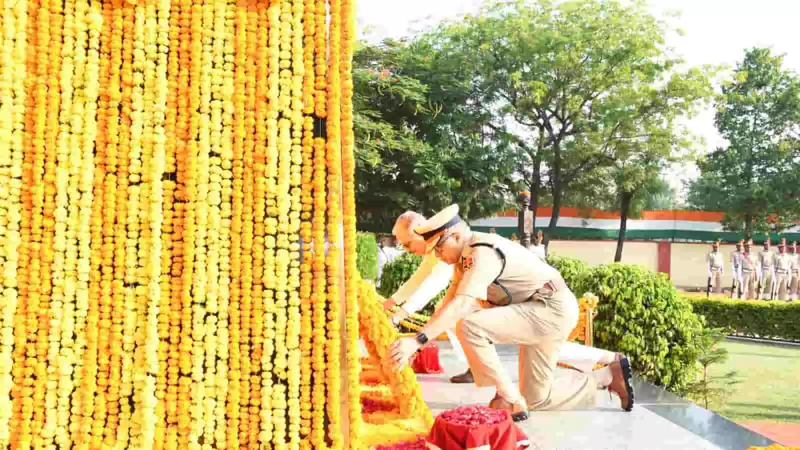 तस्वीर में राजस्थान पुलिस अकादमी जयपुर में महानिदेशक पुलिस राजीव कुमार शर्मा शहीद स्मारक पर श्रद्धांजलि दे रहे हैं। तस्वीर में राजस्थान पुलिस अकादमी जयपुर में महानिदेशक पुलिस राजीव कुमार शर्मा शहीद स्मारक पर श्रद्धांजलि दे रहे हैं।