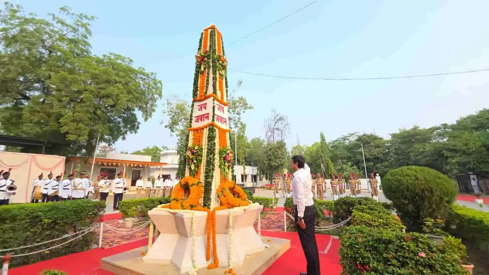 तस्वीर में जलगांव पुलिस अधीक्षक कार्यालय स्थित शहीद स्मारक पर श्रद्धांजलि दी जा रही है। तस्वीर में जलगांव पुलिस अधीक्षक कार्यालय स्थित शहीद स्मारक पर श्रद्धांजलि दी जा रही है।