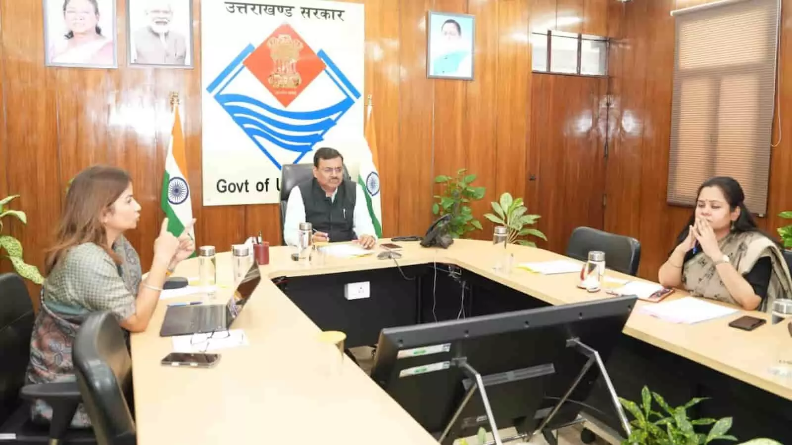 तस्वीर में मुख्य सचिव आनन्द बर्द्धन देहरादून सचिवालय में नवोदय विद्यालयों के कायाकल्प पर बैठक ले रहे हैं। तस्वीर में मुख्य सचिव आनन्द बर्द्धन देहरादून सचिवालय में नवोदय विद्यालयों के कायाकल्प पर बैठक ले रहे हैं।