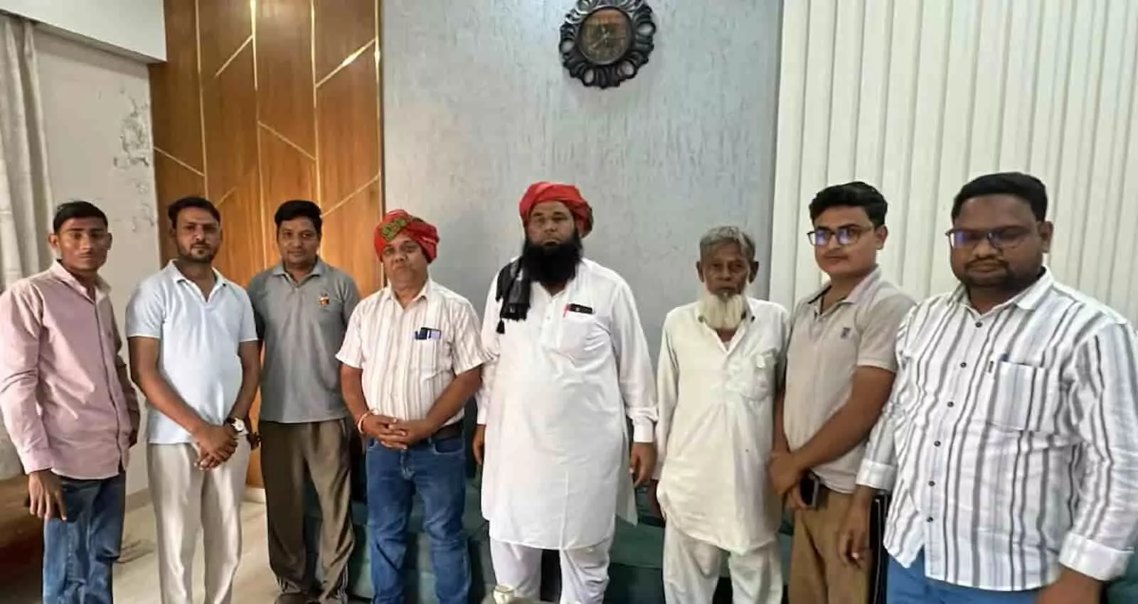 तस्वीर में गंगापुर सिटी वार्ड 56 के दौरे के दौरान स्थानीय समस्याओं पर चर्चा करते जनप्रतिनिधि। तस्वीर में गंगापुर सिटी वार्ड 56 के दौरे के दौरान स्थानीय समस्याओं पर चर्चा करते जनप्रतिनिधि।