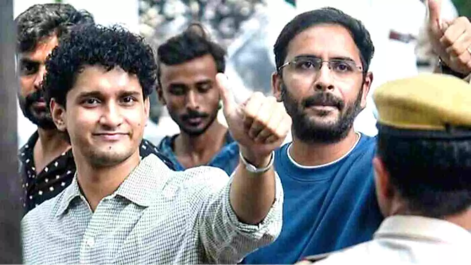 कॉकरोच जनता पार्टी के नेता आशुतोष रांका और सौरव दास दिल्ली में दिखाई दे रहे हैं। कॉकरोच जनता पार्टी के नेता आशुतोष रांका और सौरव दास दिल्ली में दिखाई दे रहे हैं।