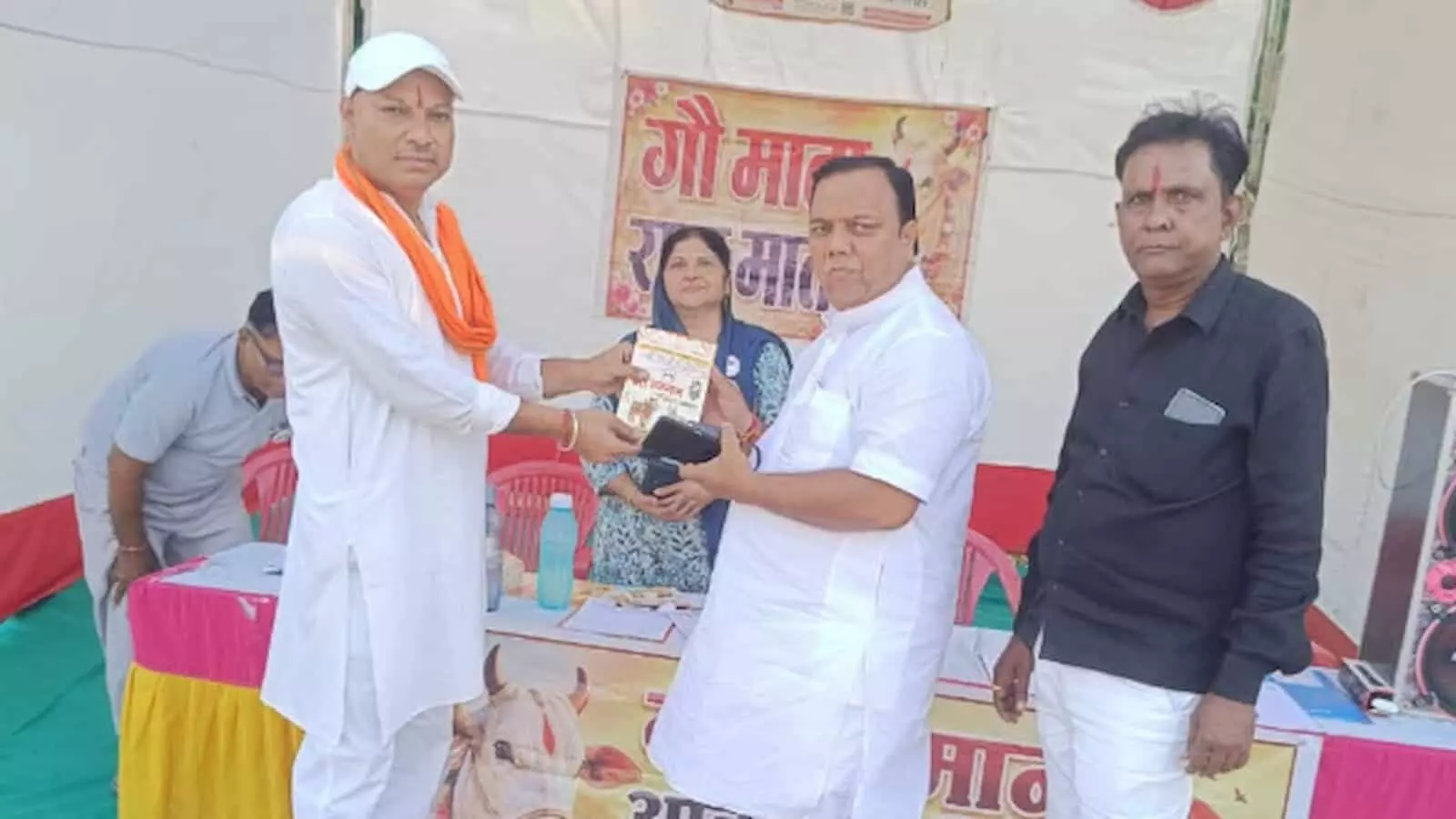 तस्वीर में गंगापुर सिटी में हस्ताक्षर अभियान काउंटर पर प्रपत्र सौंपते गौ सेवक दिख रहे हैं। तस्वीर में गंगापुर सिटी में हस्ताक्षर अभियान काउंटर पर प्रपत्र सौंपते गौ सेवक दिख रहे हैं।