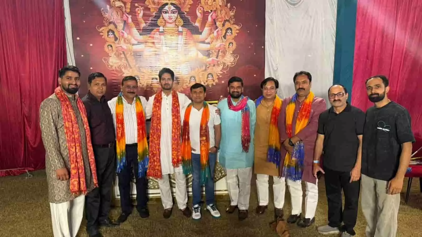 तस्वीर में मां दुर्गा के पोस्टर के सामने हापुड़ डांडिया उत्सव में शामिल अतिथि और आयोजक खड़े दिख रहे हैं। तस्वीर में मां दुर्गा के पोस्टर के सामने हापुड़ डांडिया उत्सव में शामिल अतिथि और आयोजक खड़े दिख रहे हैं।