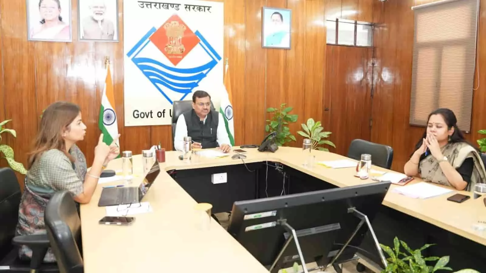 तस्वीर में मुख्य सचिव आनंद बर्द्धन देहरादून सचिवालय में शिक्षा अधिकारियों के साथ बैठक कर रहे हैं। तस्वीर में मुख्य सचिव आनंद बर्द्धन देहरादून सचिवालय में शिक्षा अधिकारियों के साथ बैठक कर रहे हैं।