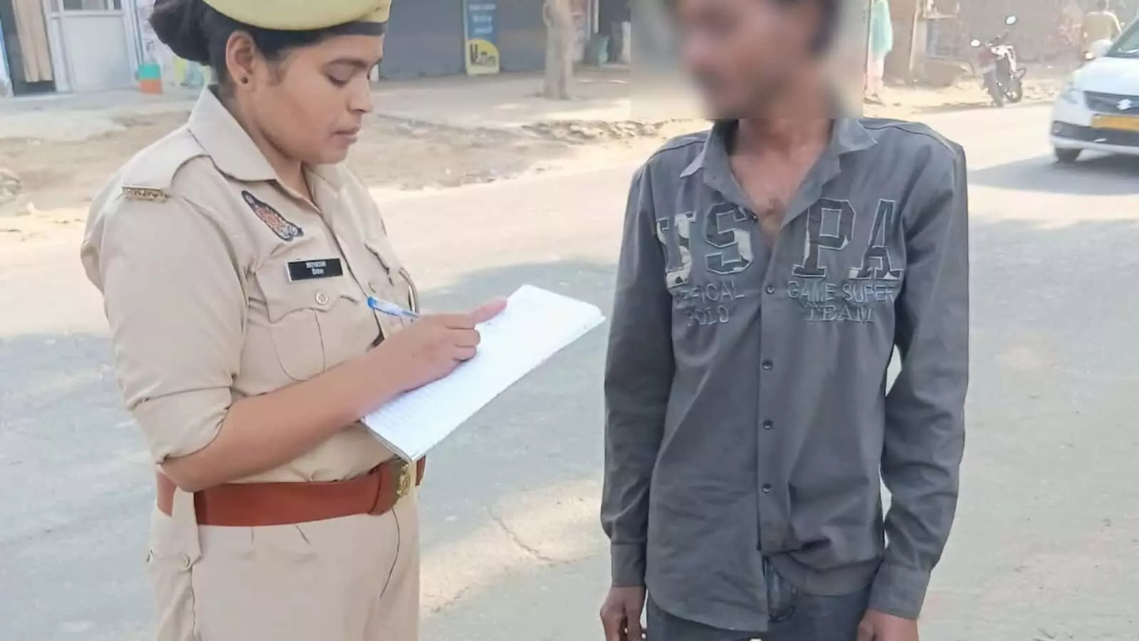 तस्वीर में महिला पुलिस अधिकारी हापुड़ में चेकिंग के दौरान संदिग्ध युवक से पूछताछ कर रही हैं। तस्वीर में महिला पुलिस अधिकारी हापुड़ में चेकिंग के दौरान संदिग्ध युवक से पूछताछ कर रही हैं।