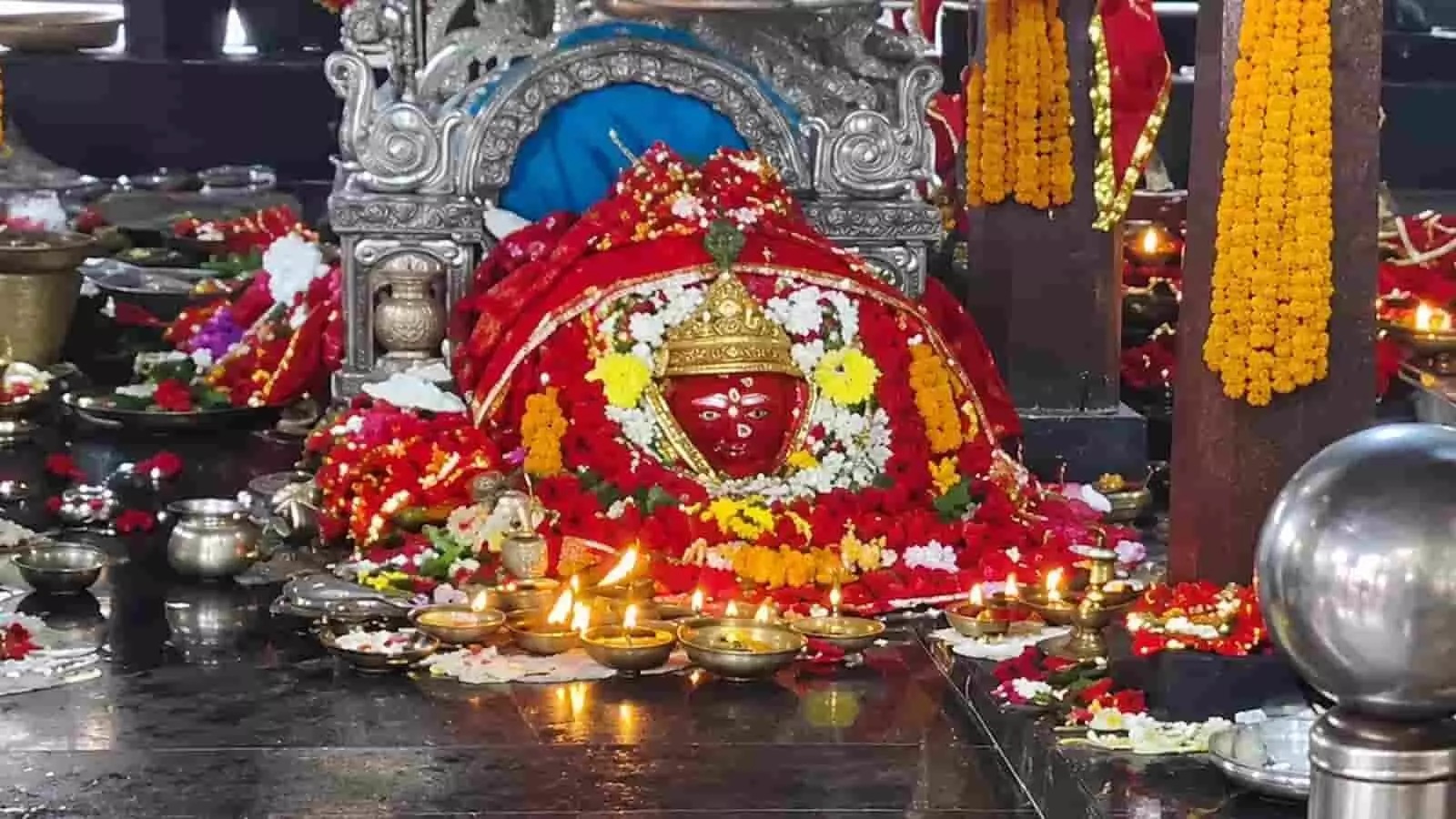तस्वीर में क्योंझर के घटगांव मंदिर में महासप्तमी पर मां तारिणी के सुनाबेश के दर्शन। तस्वीर में क्योंझर के घटगांव मंदिर में महासप्तमी पर मां तारिणी के सुनाबेश के दर्शन।