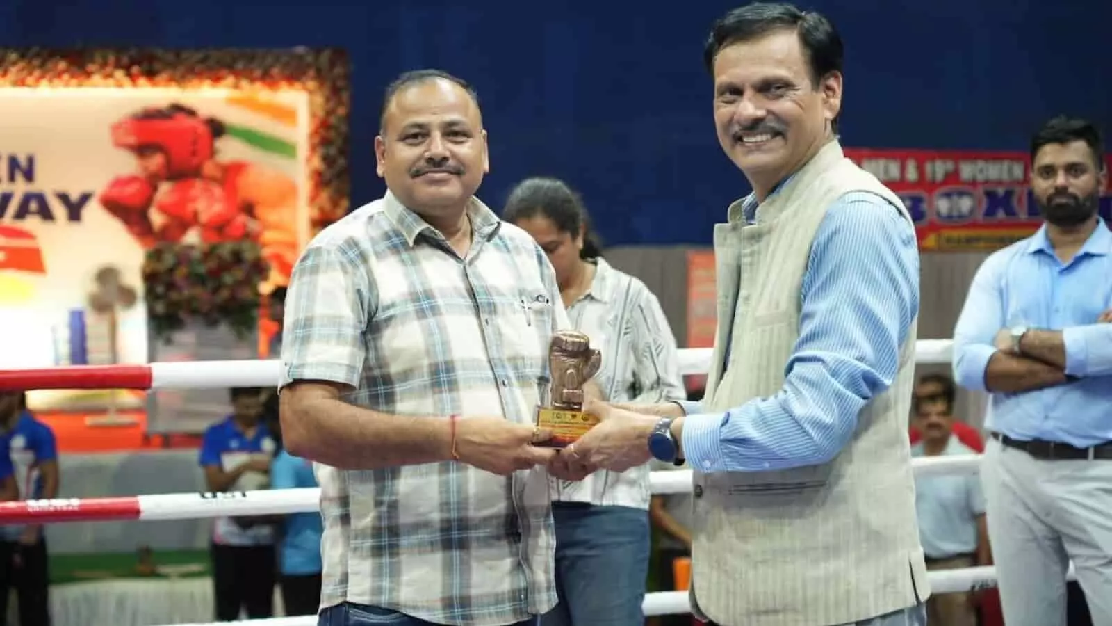 तस्वीर में संदीप माथुर देवी सिंह को बॉक्सिंग चैंपियनशिप में ट्रॉफी प्रदान कर सम्मानित कर रहे हैं। तस्वीर में संदीप माथुर देवी सिंह को बॉक्सिंग चैंपियनशिप में ट्रॉफी प्रदान कर सम्मानित कर रहे हैं।