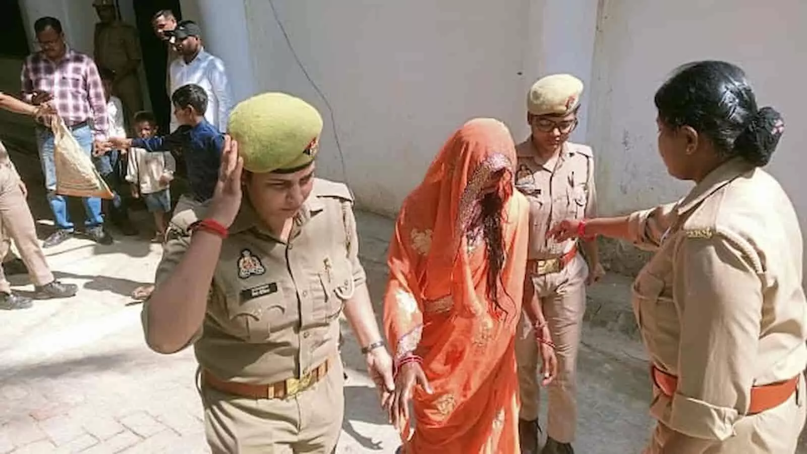 तस्वीर में पुलिस हिरासत में दिख रही महिला, जिसने जौनपुर कलेक्ट्रेट परिसर के सामने बच्चों संग आत्मदाह का प्रयास किया। तस्वीर में पुलिस हिरासत में दिख रही महिला, जिसने जौनपुर कलेक्ट्रेट परिसर के सामने बच्चों संग आत्मदाह का प्रयास किया।