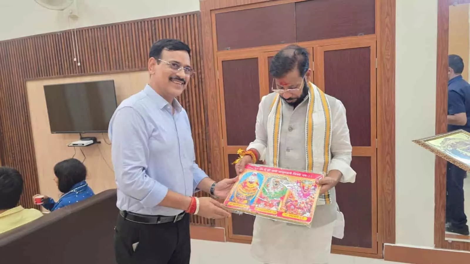 तस्वीर में खाद्य रसद मंत्री मनोज कुमार पाण्डेय मिर्जापुर के गेस्ट हाउस में बैठक करते दिख रहे हैं. तस्वीर में खाद्य रसद मंत्री मनोज कुमार पाण्डेय मिर्जापुर के गेस्ट हाउस में बैठक करते दिख रहे हैं.