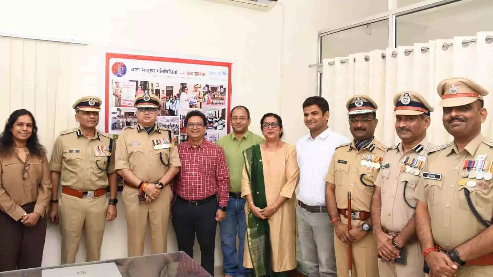 तस्वीर में जयपुर पुलिस अकादमी के बाल संरक्षण केंद्र में डीजीपी राजीव कुमार शर्मा और यूनिसेफ के अधिकारी उपस्थित हैं। तस्वीर में जयपुर पुलिस अकादमी के बाल संरक्षण केंद्र में डीजीपी राजीव कुमार शर्मा और यूनिसेफ के अधिकारी उपस्थित हैं।