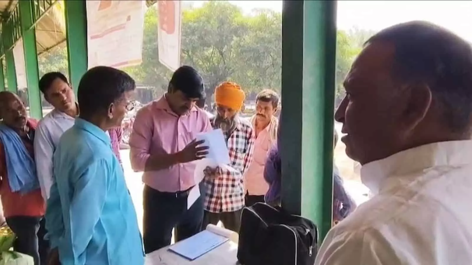 तस्वीर में बीसलपुर मंडी समिति में कागजातों और धान खरीद व्यवस्था की जांच करते अधिकारी नजर आ रहे हैं। तस्वीर में बीसलपुर मंडी समिति में कागजातों और धान खरीद व्यवस्था की जांच करते अधिकारी नजर आ रहे हैं।