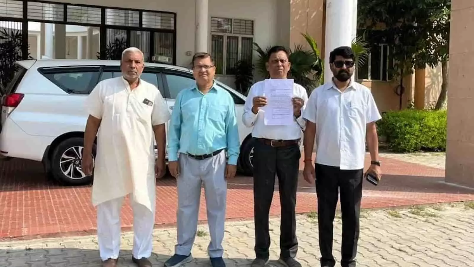 तस्वीर में बाएं से दाएं खड़े प्रीत विहार के निवासी हापुड़ में डीएम कार्यालय के बाहर ज्ञापन दिखाते हुए। तस्वीर में बाएं से दाएं खड़े प्रीत विहार के निवासी हापुड़ में डीएम कार्यालय के बाहर ज्ञापन दिखाते हुए।