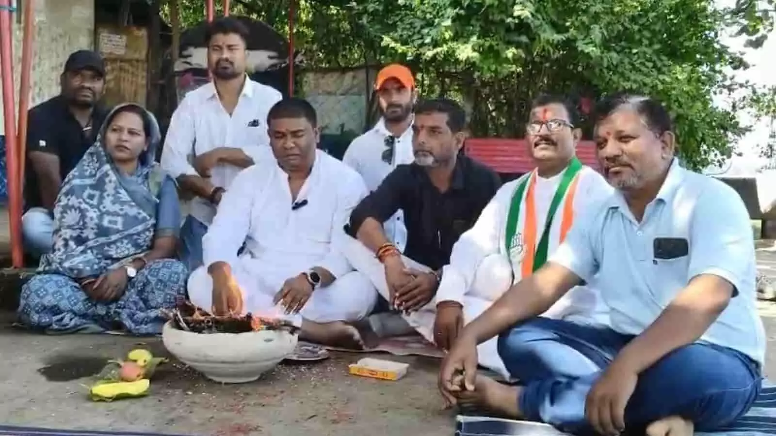 तस्वीर में डिंडौरी के शंकर घाट पर कांग्रेस कार्यकर्ता भंडारा विवाद के विरोध में हवन कुंड के पास बैठे हैं। तस्वीर में डिंडौरी के शंकर घाट पर कांग्रेस कार्यकर्ता भंडारा विवाद के विरोध में हवन कुंड के पास बैठे हैं।