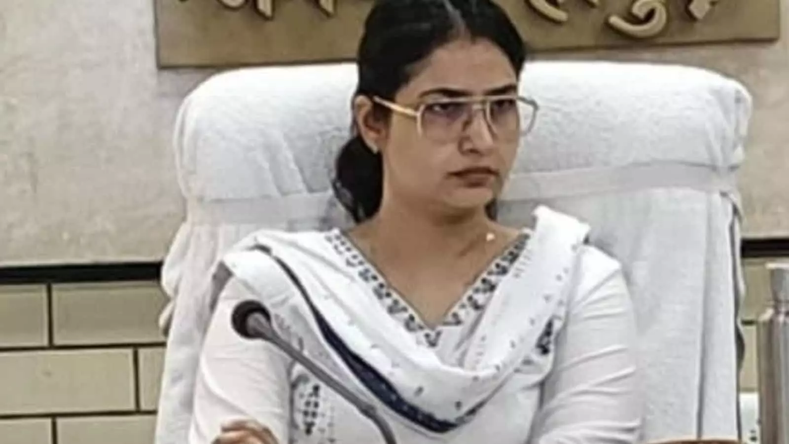 तस्वीर में हापुड़ की जिला मजिस्ट्रेट कविता मीना अपने कार्यालय में बैठी हुई दिखाई दे रही हैं। तस्वीर में हापुड़ की जिला मजिस्ट्रेट कविता मीना अपने कार्यालय में बैठी हुई दिखाई दे रही हैं।
