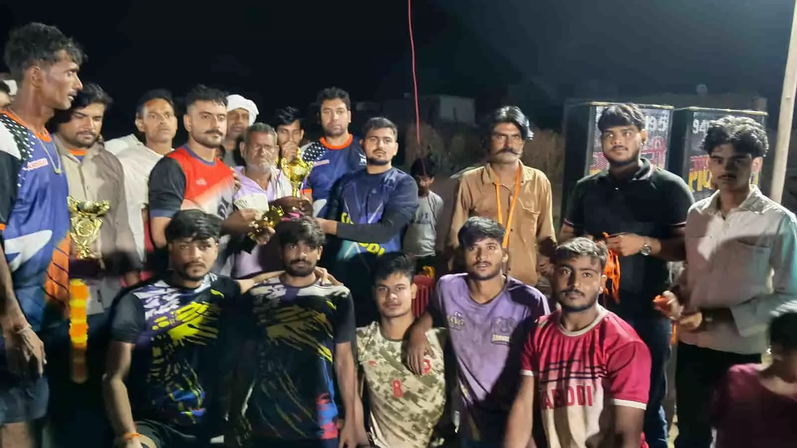 तस्वीर में कमालपुरा कबड्डी टूर्नामेंट के विजेता खिलाड़ी ट्रॉफी के साथ खड़े दिख रहे हैं। तस्वीर में कमालपुरा कबड्डी टूर्नामेंट के विजेता खिलाड़ी ट्रॉफी के साथ खड़े दिख रहे हैं।