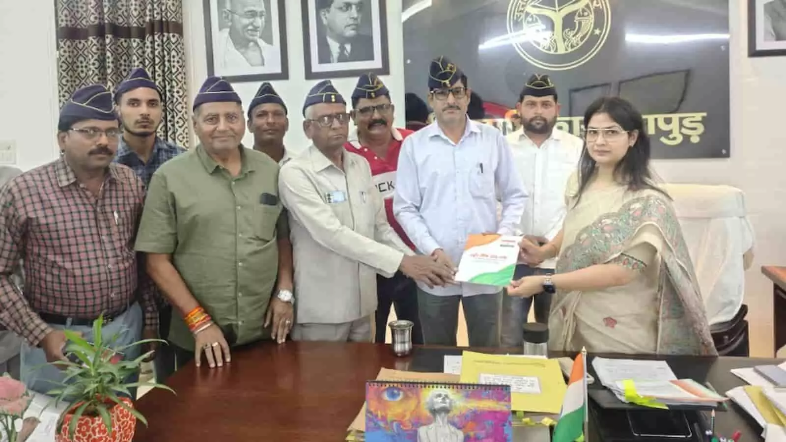 तस्वीर में हापुड़ में जिलाधिकारी को ज्ञापन सौंपते राष्ट्रीय सैनिक संस्था के पदाधिकारी दिख रहे हैं। तस्वीर में हापुड़ में जिलाधिकारी को ज्ञापन सौंपते राष्ट्रीय सैनिक संस्था के पदाधिकारी दिख रहे हैं।