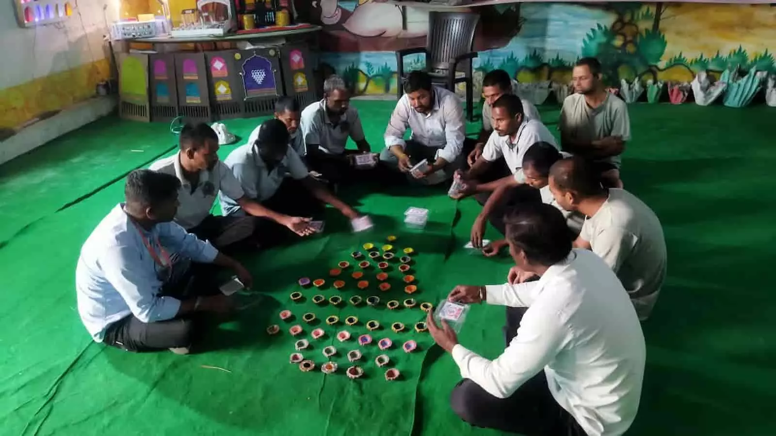 तस्वीर में वाघाडी कार्यशाला में दिव्यांग विद्यार्थी फर्श पर बैठकर मिट्टी की पणतियां रंगते दिख रहे हैं। तस्वीर में वाघाडी कार्यशाला में दिव्यांग विद्यार्थी फर्श पर बैठकर मिट्टी की पणतियां रंगते दिख रहे हैं।