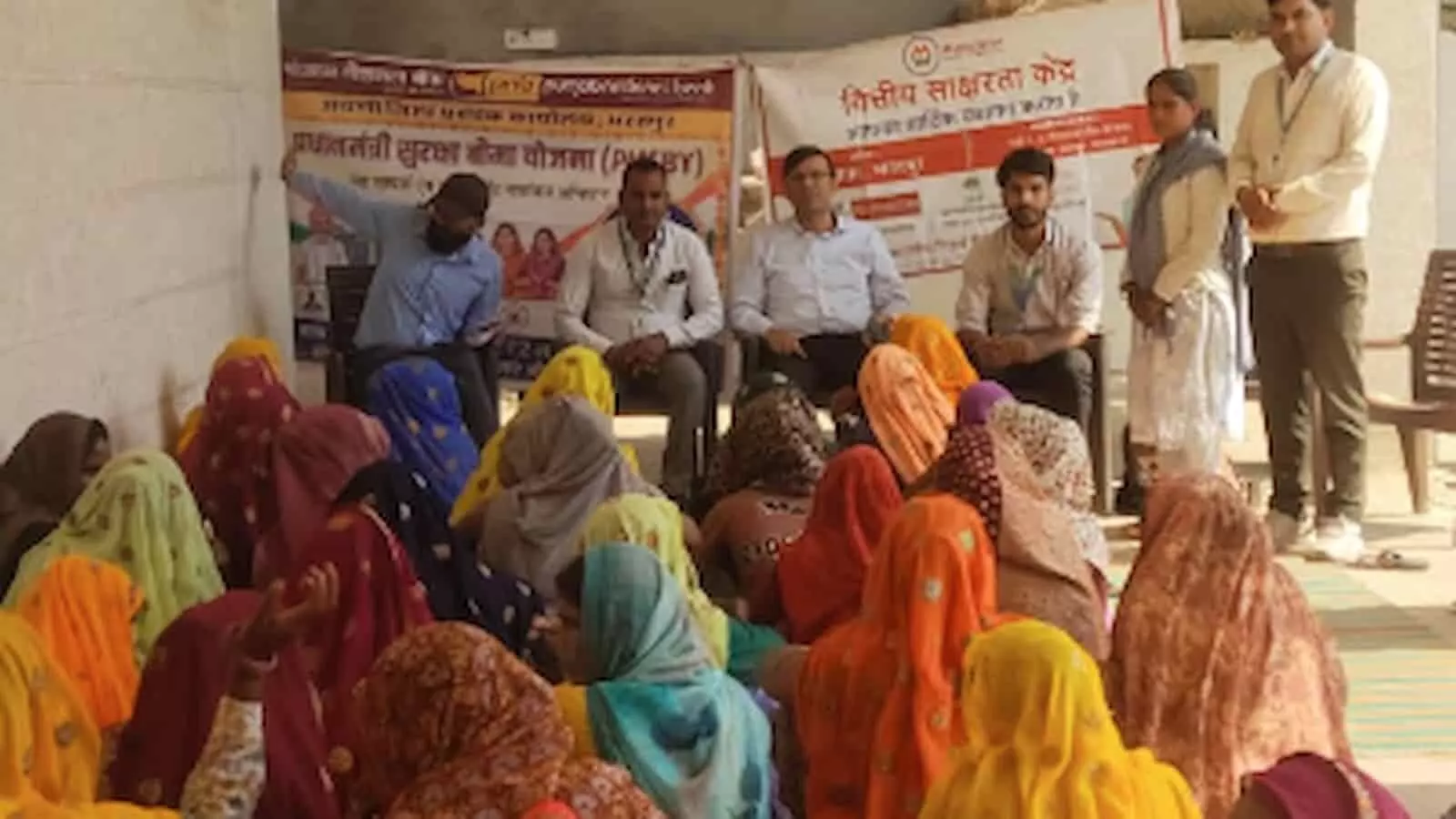तस्वीर में भुसावर के दीवली गांव में वित्तीय साक्षरता शिविर के दौरान बैंक अधिकारियों के सामने बैठी ग्रामीण महिलाएं दिख रही हैं। तस्वीर में भुसावर के दीवली गांव में वित्तीय साक्षरता शिविर के दौरान बैंक अधिकारियों के सामने बैठी ग्रामीण महिलाएं दिख रही हैं।