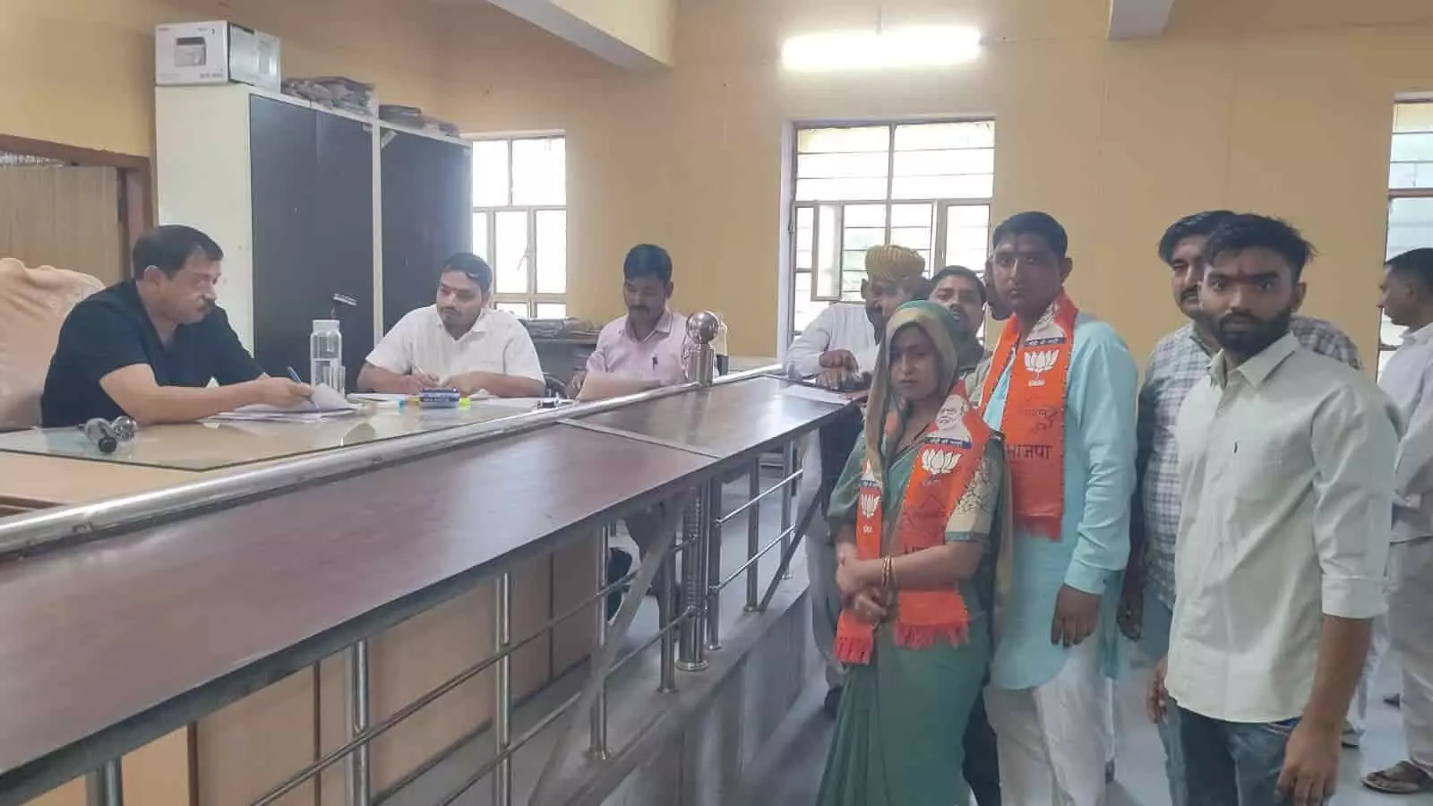 तस्वीर में भुसावर उपखंड अधिकारी कार्यालय के अंदर पंचायत समिति सदस्य पद का नामांकन दाखिल करतीं भाजपा प्रत्याशी रचना कुमारी देशवाल। तस्वीर में भुसावर उपखंड अधिकारी कार्यालय के अंदर पंचायत समिति सदस्य पद का नामांकन दाखिल करतीं भाजपा प्रत्याशी रचना कुमारी देशवाल।