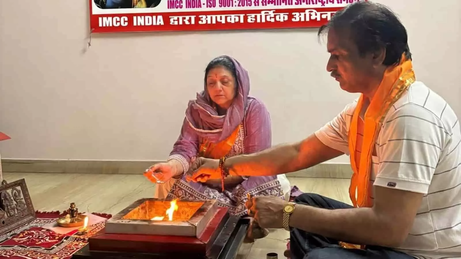 तस्वीर में महिला और पुरुष भीलवाड़ा के गीता भवन में सद्बुद्धि हवन के दौरान आहुति दे रहे हैं। तस्वीर में महिला और पुरुष भीलवाड़ा के गीता भवन में सद्बुद्धि हवन के दौरान आहुति दे रहे हैं।