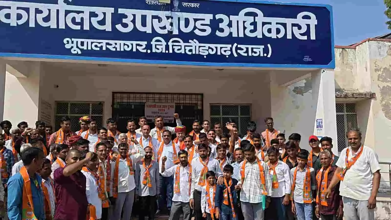 तस्वीर में भूपालसागर उपखंड अधिकारी कार्यालय के बाहर नामांकन के दौरान एकत्र हुए भाजपा कार्यकर्ता. तस्वीर में भूपालसागर उपखंड अधिकारी कार्यालय के बाहर नामांकन के दौरान एकत्र हुए भाजपा कार्यकर्ता.