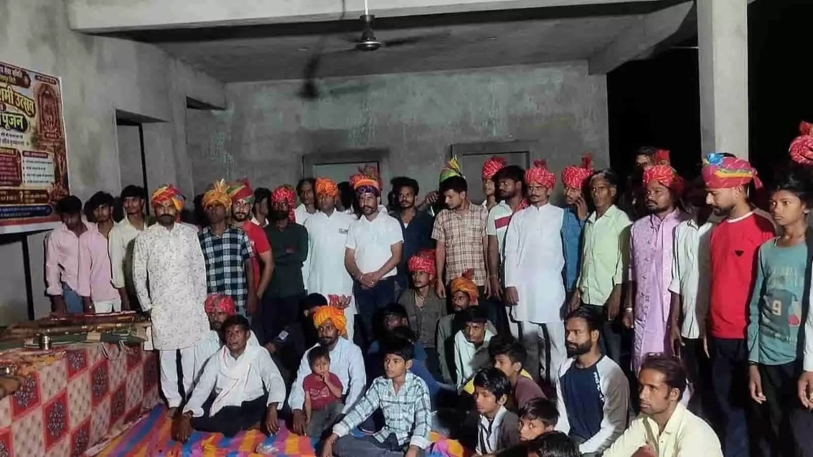 तस्वीर में उदेई कलां के बाण माता मंदिर में शस्त्र पूजन कार्यक्रम के दौरान उपस्थित समिति सदस्य। तस्वीर में उदेई कलां के बाण माता मंदिर में शस्त्र पूजन कार्यक्रम के दौरान उपस्थित समिति सदस्य।