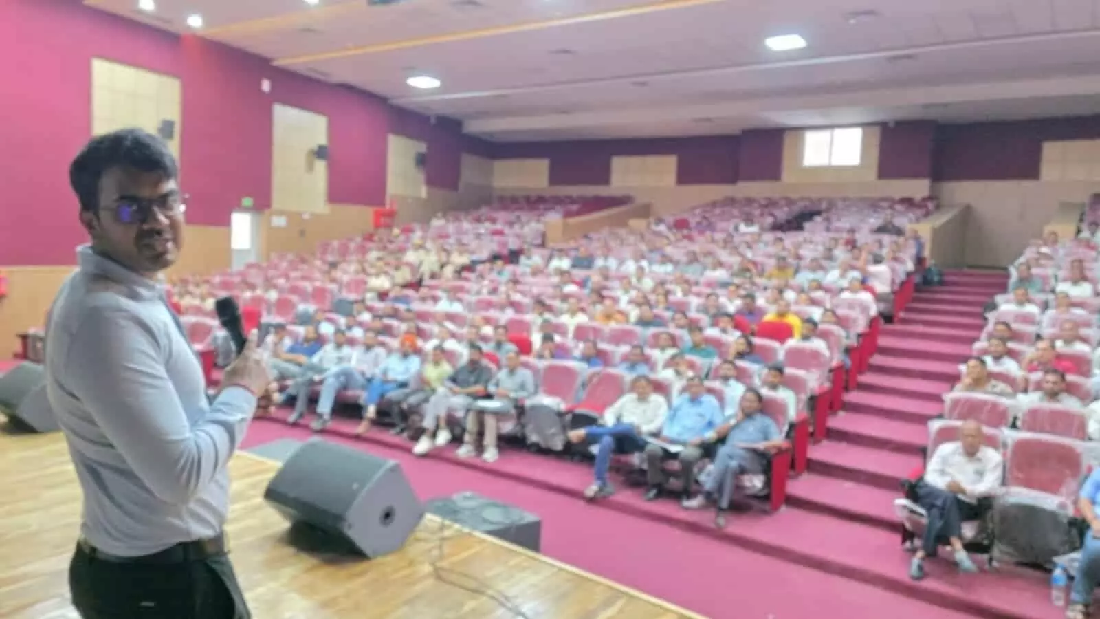 तस्वीर में अधिकारी बारां के टाउन हॉल में चुनाव प्रशिक्षण कार्यक्रम को संबोधित करते दिख रहे हैं। तस्वीर में अधिकारी बारां के टाउन हॉल में चुनाव प्रशिक्षण कार्यक्रम को संबोधित करते दिख रहे हैं।